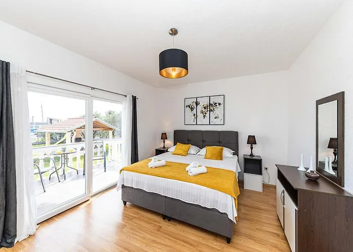 فيلة Hana Kaštel Novi