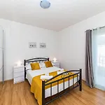 Hana * Kaštel Novi