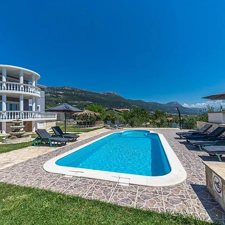 Hana Kaštel Novi